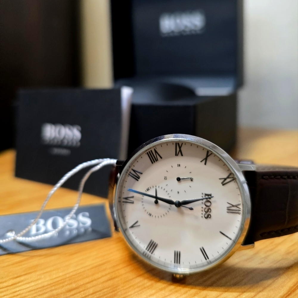 Hugo Boss 1513617 men's watch ( Glass is SCRATCHED and replaceable)